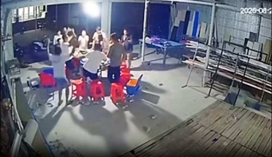 Đang nhậu vui vẻ thì anh zai xuyên không luôn